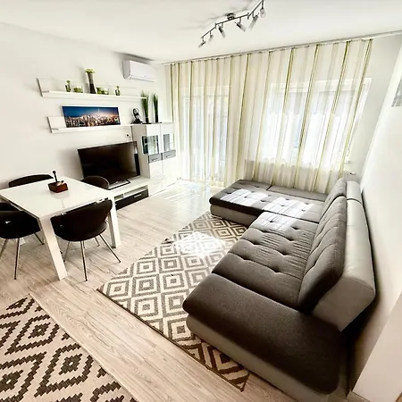 Pine & Pool Apartment *