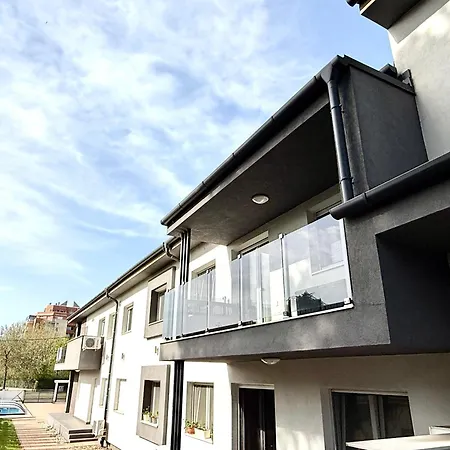 Διαμέρισμα Pine & Pool