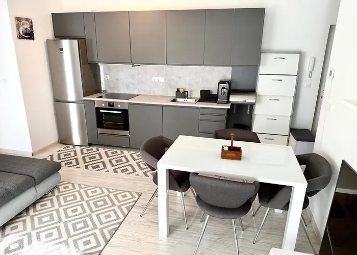 Pine & Pool Apartman