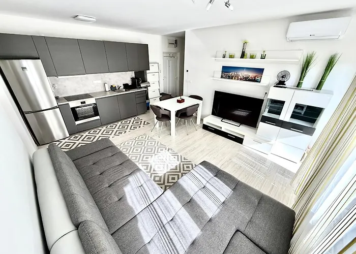 Pine & Pool * Σίοφοκ